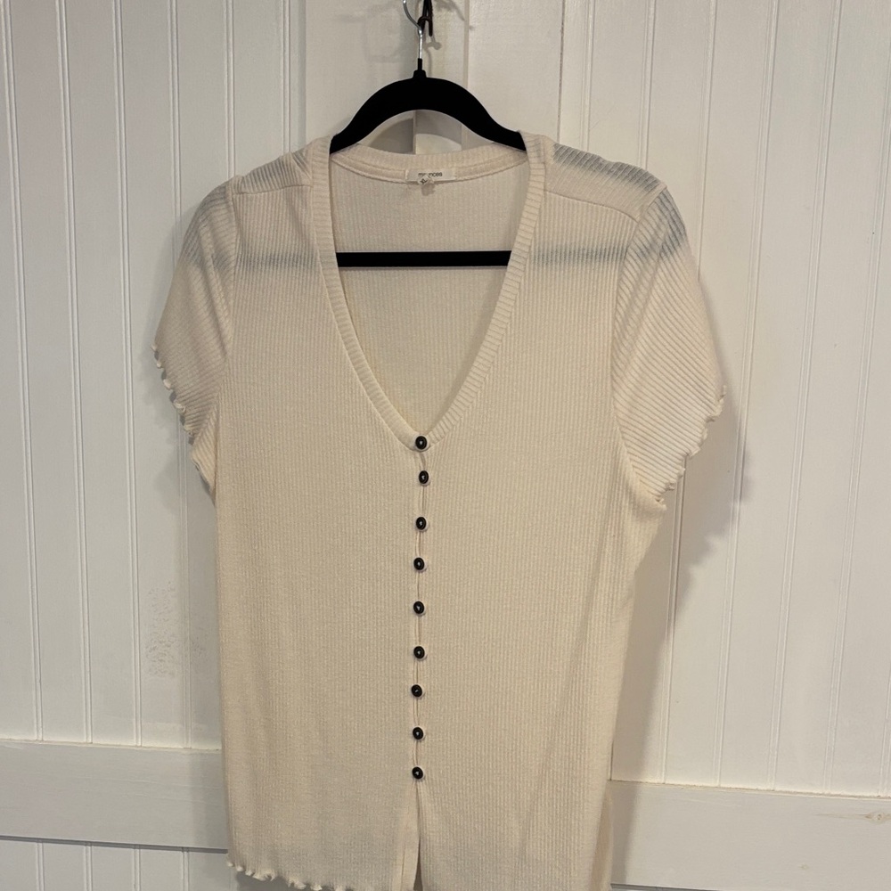 Maurices Cream faux Button-Down, scalloped sleeve/hemV-neck Ribbed top size XL